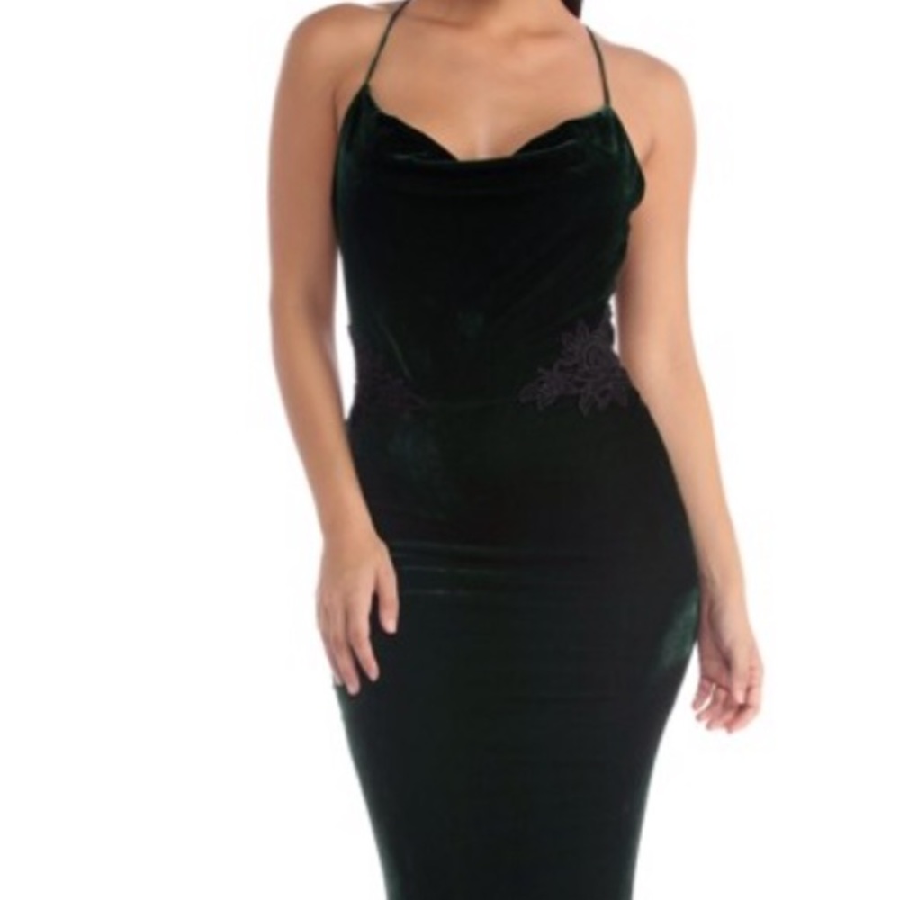 Floor length hunter green velvet holiday gown. 🎄✨